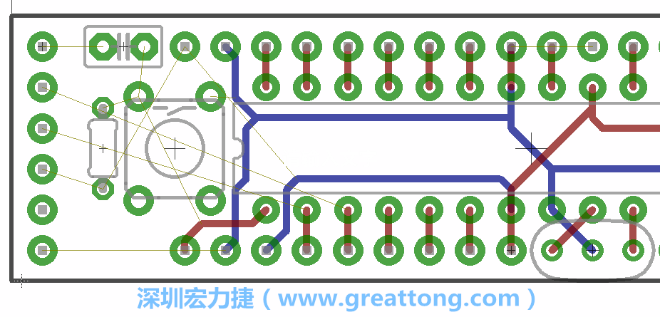 到目前為止，你應(yīng)該只剩下四個(gè)部分還未進(jìn)行布線，10K重置上拉電阻器、重置電容和1×6的序列排針。